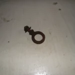 Vis à œil pour fixation des sangles dans la caisse (cabine) avant