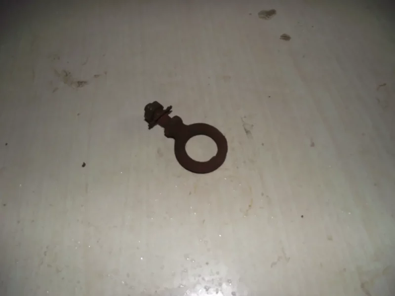 Vis à œil pour fixation des sangles dans la caisse (cabine) avant