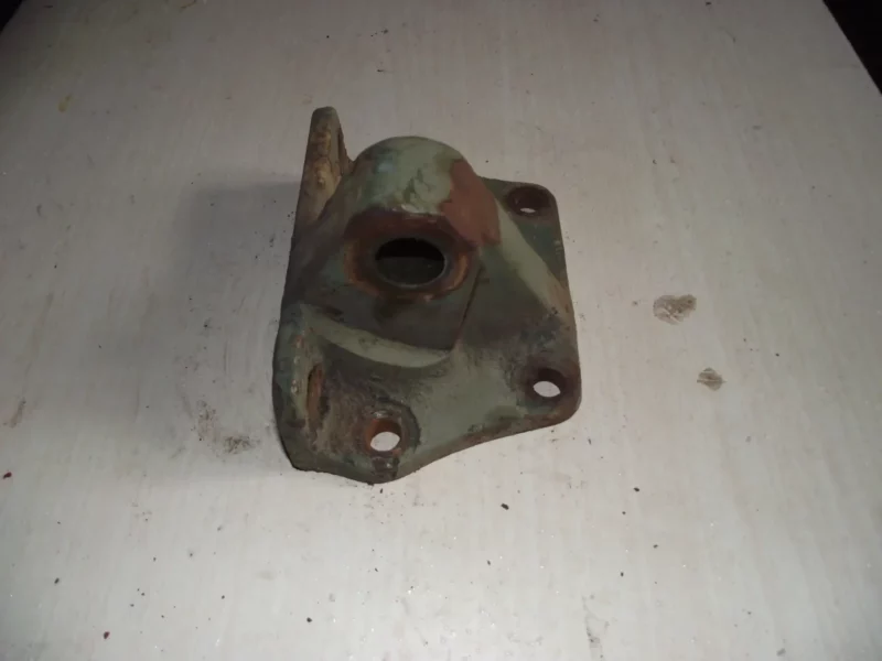 Support de barre ou bielle de réaction 6x6 sur châssis CC928262