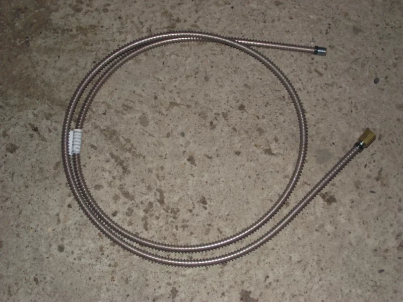 Tuyau à carburant rigide