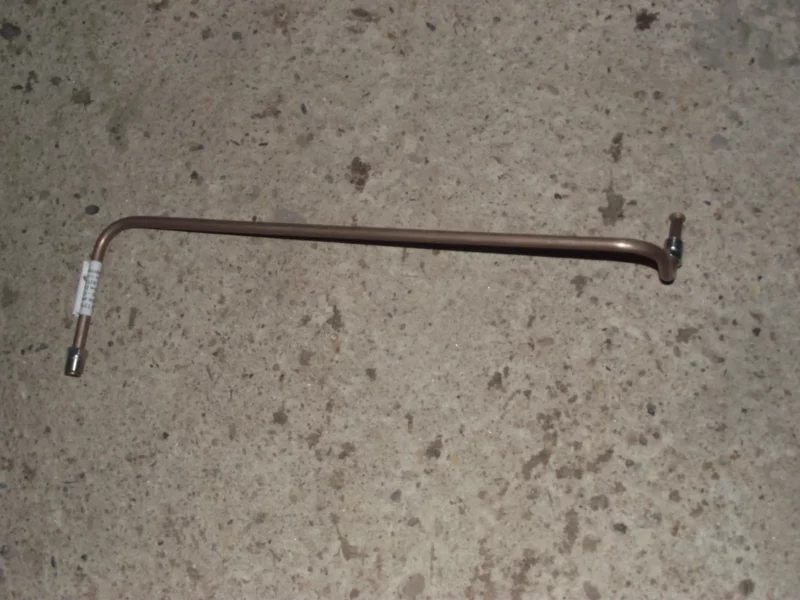 Tuyau à carburant rigide de la pompe au carburateur