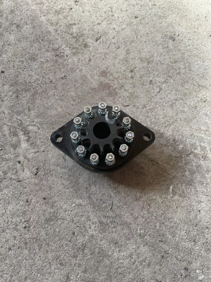 Bornier rond 11 bornes de jonction entre le compartiment moteur et la l'intérieur de la cabine CC925362