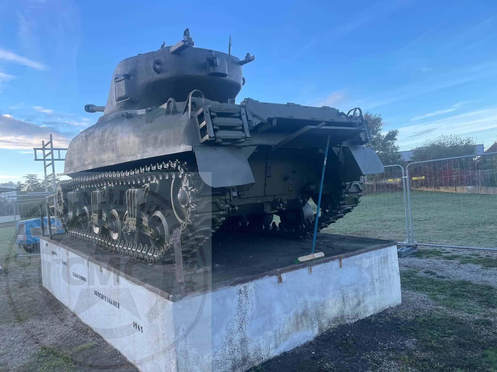 Sherman avant la restauration et son socle