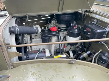Un moteur de Dodge WC52 reconditionnée et remonté sur le véhicule